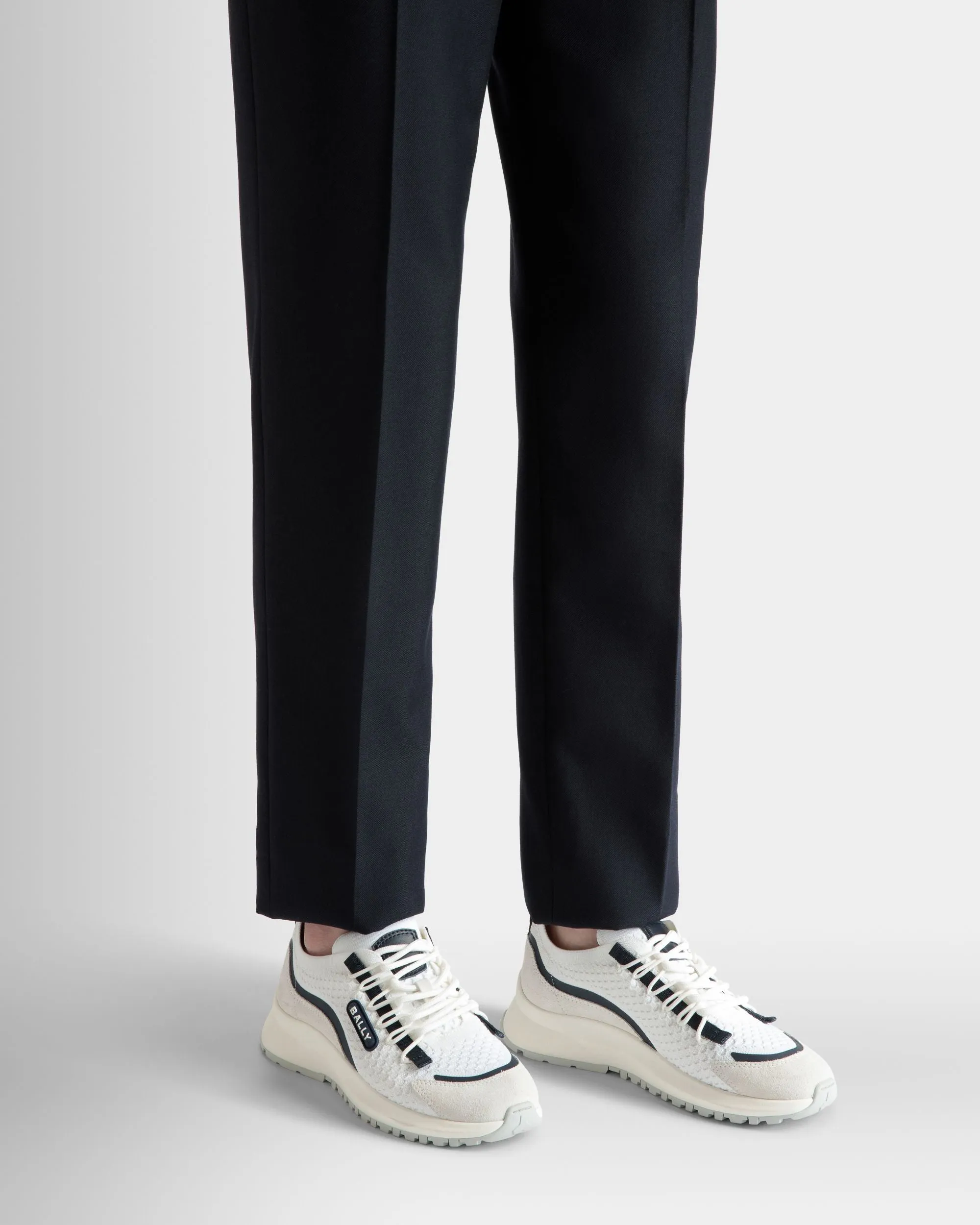 520 Sneaker In White And Navy Blue Knit Fabric