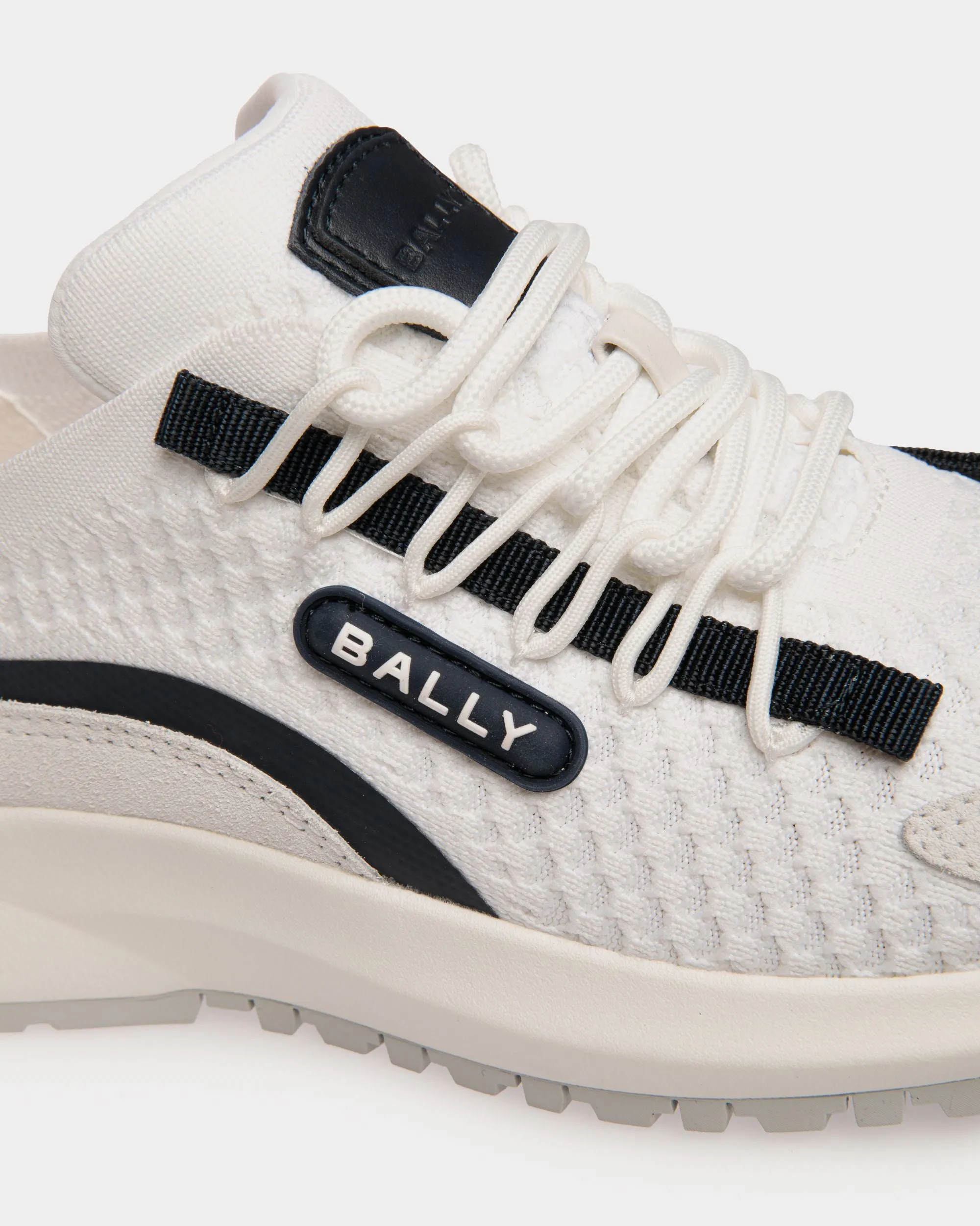 520 Sneaker In White And Navy Blue Knit Fabric