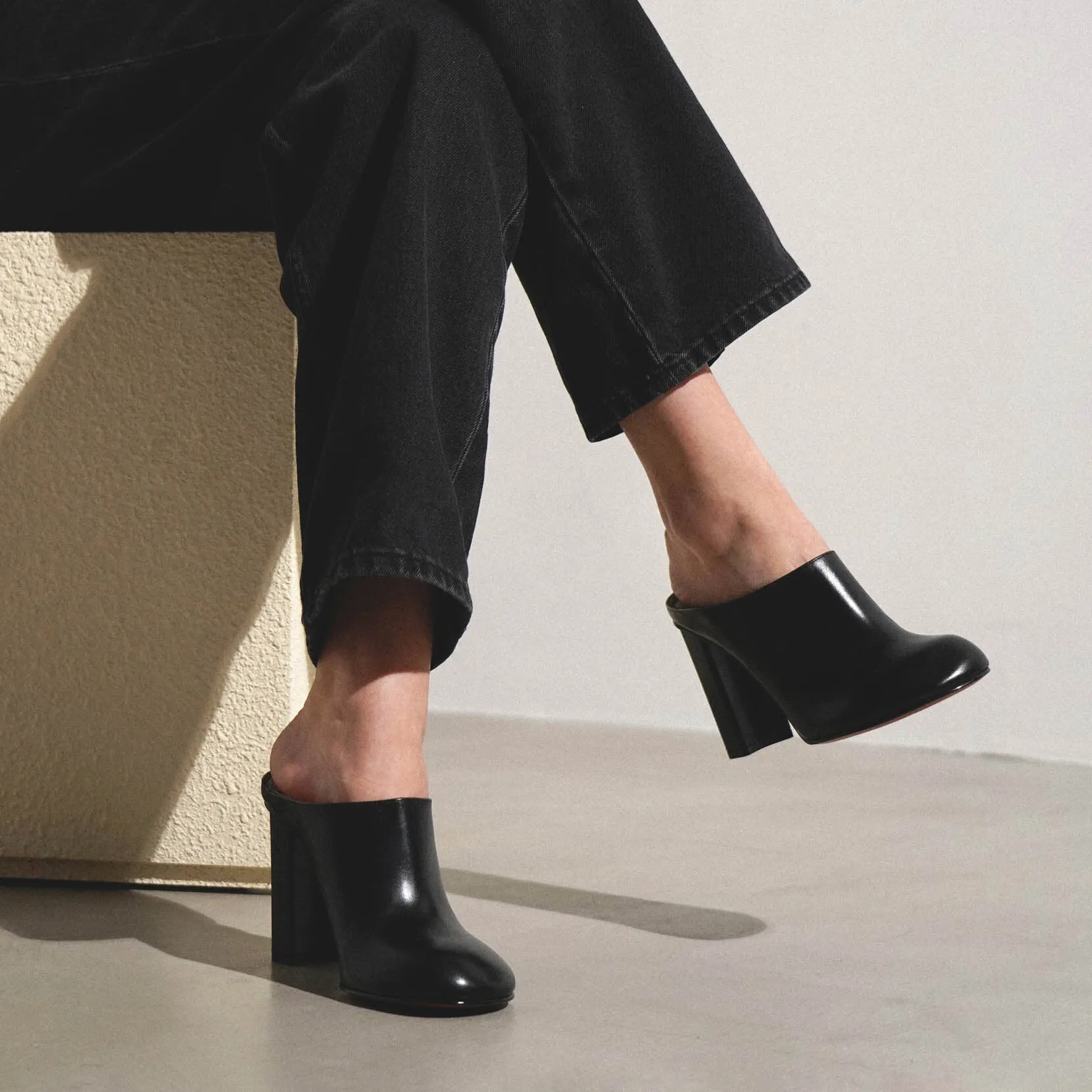Babylone black leather mules