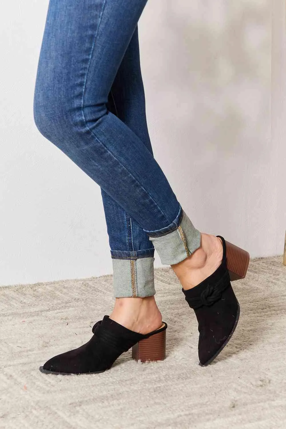 East Lion Corp Braided Trim Womens Black Mules