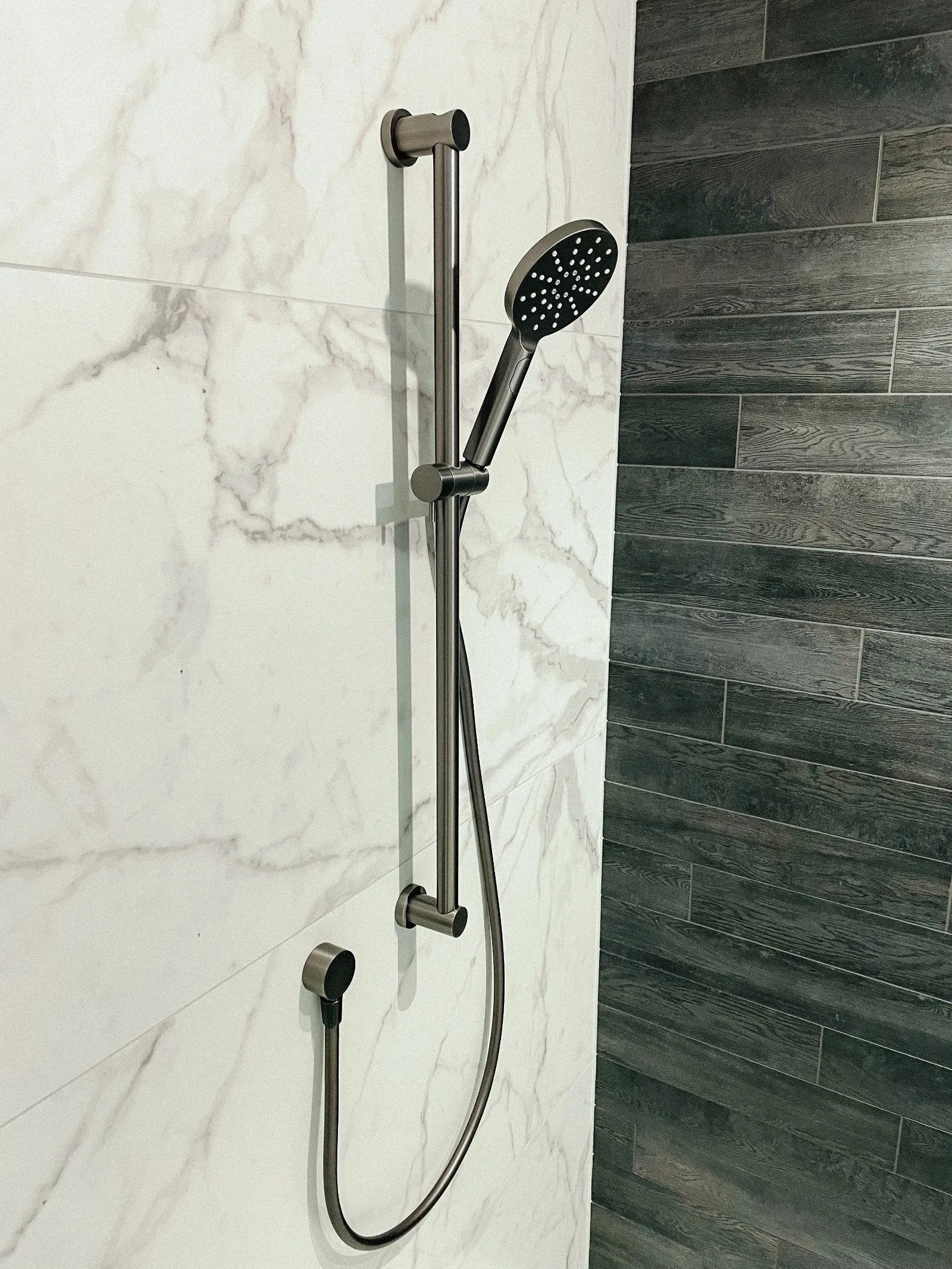 LAMONE ROUND SLIDE SHOWERS - 5 COLOURS